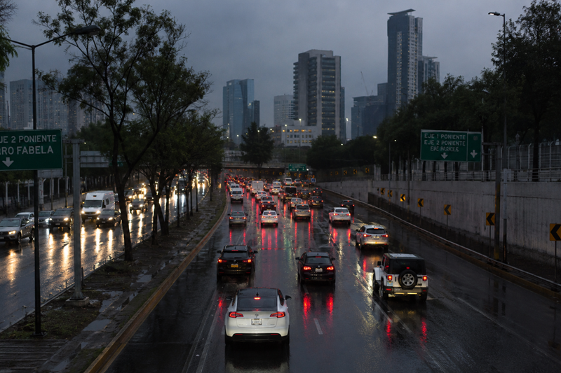 Movilidad CDMX registra tres estaciones cerradas y lluvias rezagan tránsito vial