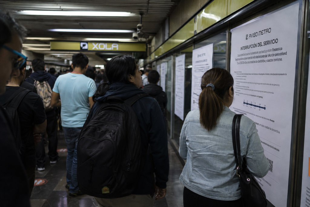 Metro cierra cuatro estaciones y tráfico satura principales avenidas de CDMX