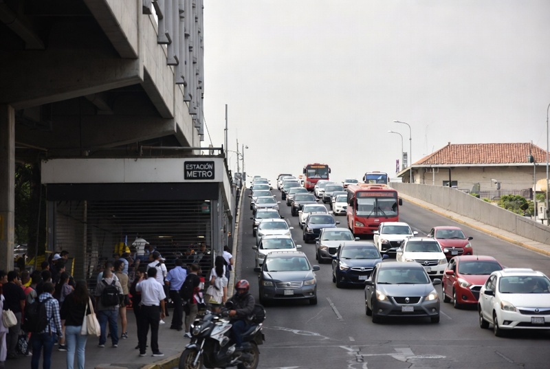 Logística vial CDMX: Colapso por marchas y saturación del Metro hoy