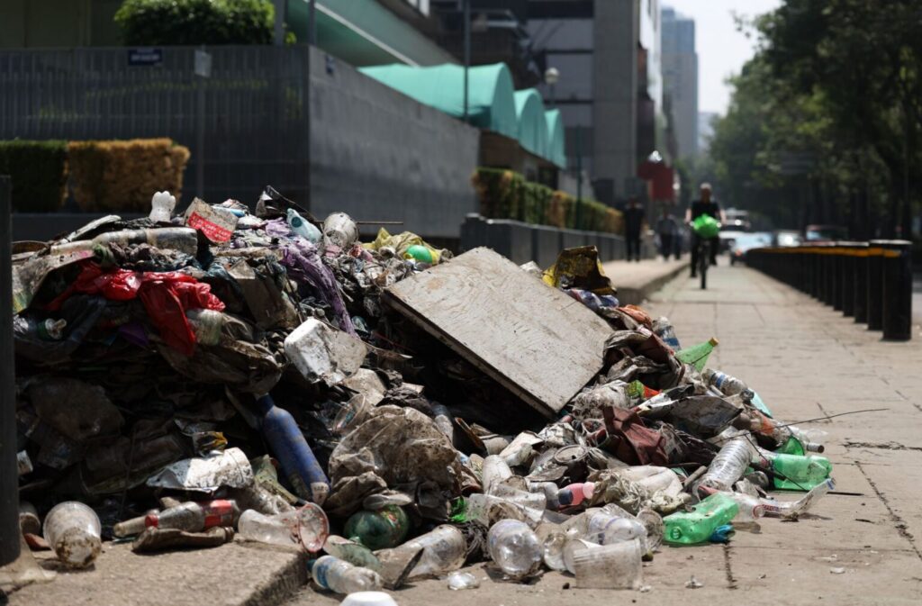 La otra cara de la celebración: festejos por triunfo de México dejaron 40 toneladas de basura en el Centro de CDMX