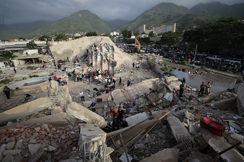 Venezuela recibe a mil 600 rescatistas tras terremotos de magnitud 7.5