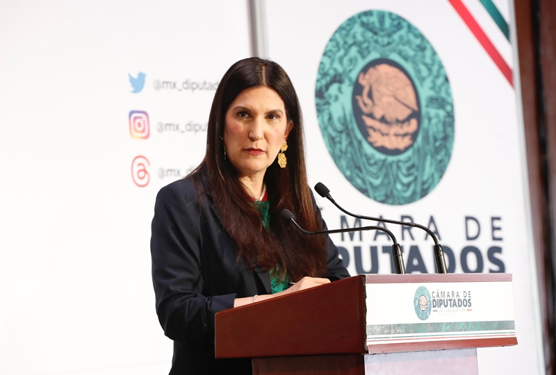 Kenia López Rabadán sitúa la crisis humanitaria en el centro legislativo