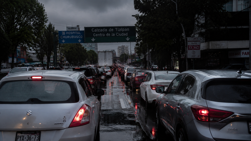 Lluvia y marchas saturan vialidades con cierres en Línea 2 del Metro