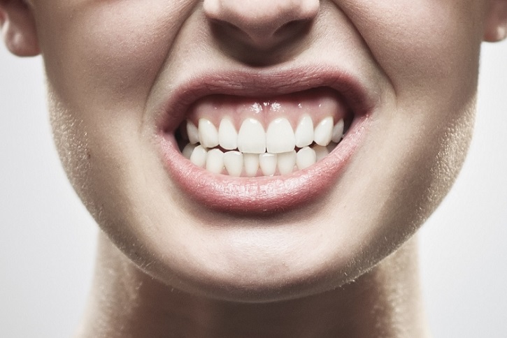 ¿Rechinas los dientes mientras duermes? Nueve hábitos que ayudan a prevenir el bruxismo nocturno