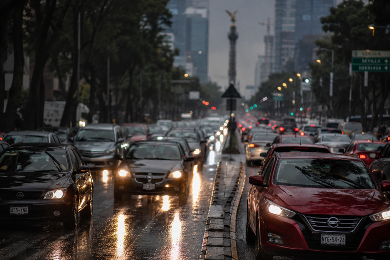 Lluvias y marchas colapsan vialidades y servicio parcial del Metro en CDMX