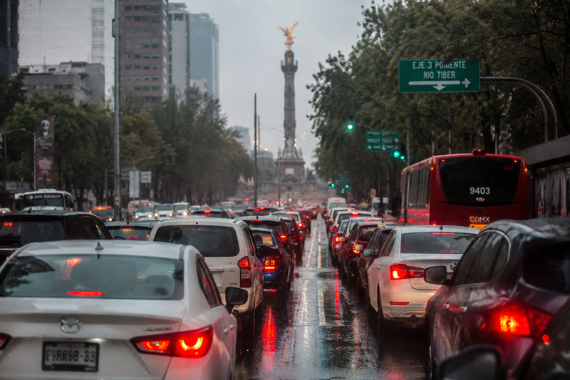 Movilidad en CDMX opera al 65 por ciento por marchas y lluvias