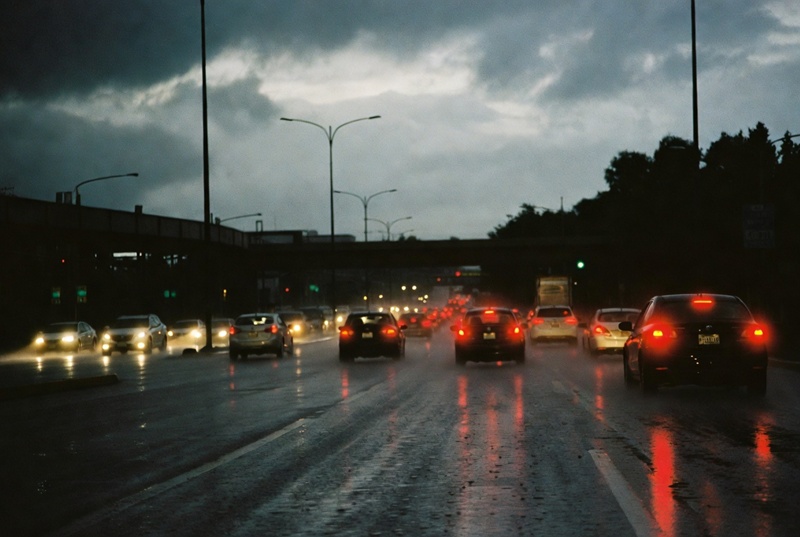 Lluvias y cierres en Línea 2 del Metro saturan vialidades de CDMX