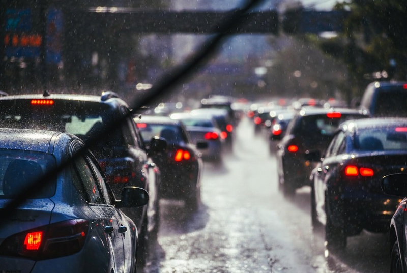 Lluvia y movilizaciones saturan vialidades de CDMX y ralentizan nueve líneas del Metro