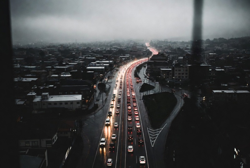 Lluvias y partido internacional saturan ejes viales de la Ciudad de México