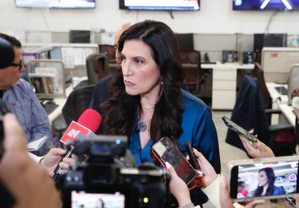 Kenia López Rabadán plantea diálogo cumbre para frenar el vacío institucional