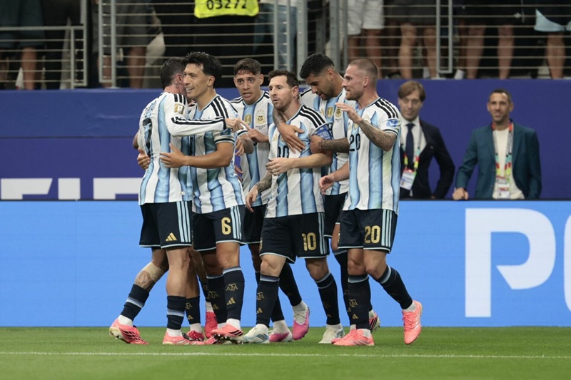Argentina vence 2-0 a Austria con histórico doblete de Lionel Messi