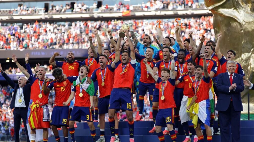 Donald Trump invade la celebración de España y se cuela en la foto del campeonato