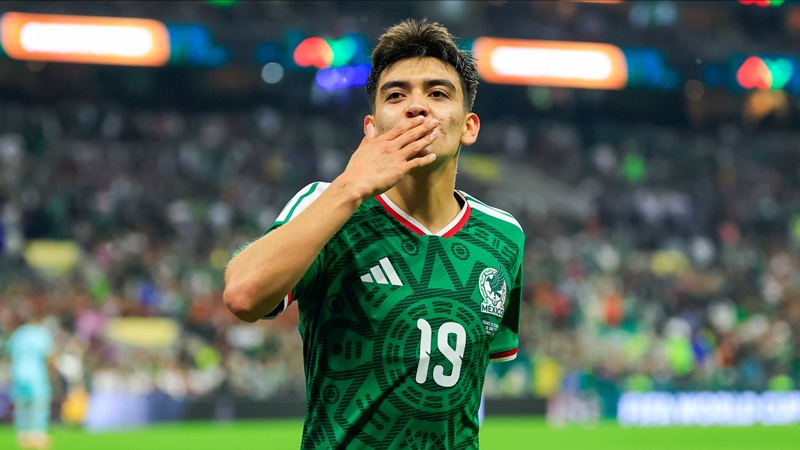 Manchester United descarta puja por Gilberto Mora ante inflación de precio