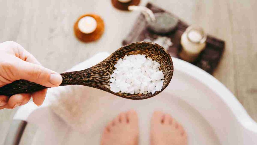 ¿Remojar los pies en agua tibia con sal realmente funciona? Estos son sus beneficios, según expertos