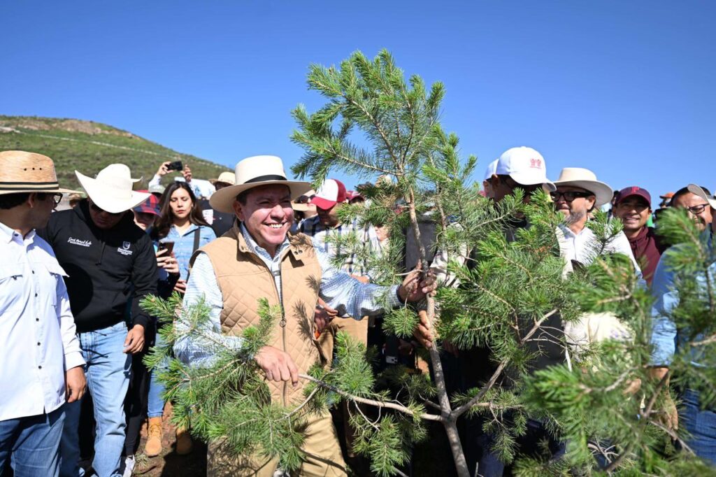 David Monreal se suma desde el Ecoparque a la Jornada Nacional de Reforestación