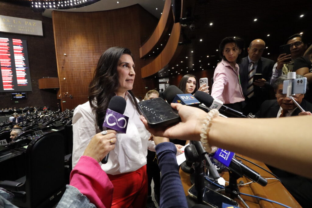 Kenia López reconoce trayectorias artísticas y pide fortalecer la cultura