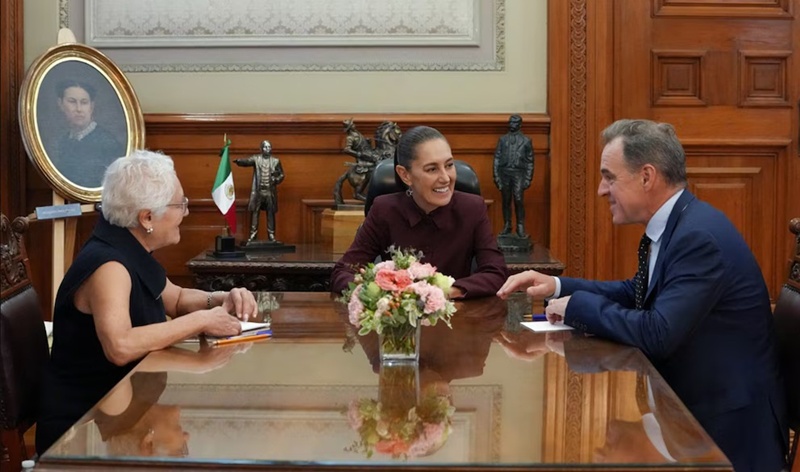 Sheinbaum dialoga en Palacio Nacional con el historiador Niall Ferguson