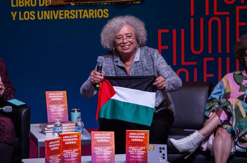 Sheinbaum reconoce trayectoria de Ángela Davis tras conferencia en la UNAM