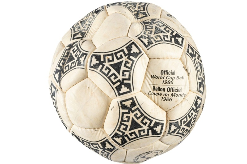 Balón de la ‘Mano de Dios’ de Maradona se vende por 3.35 millones de dólares