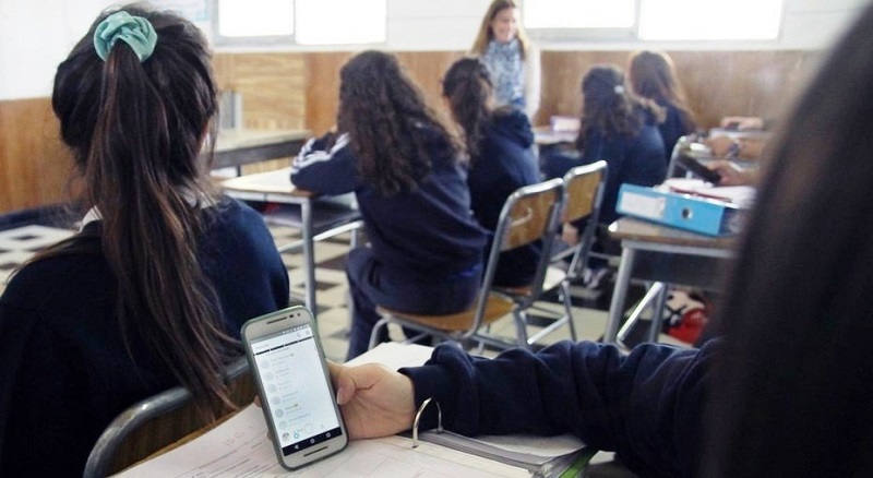 Sheinbaum prevé definir en septiembre restricción de celulares en escuelas