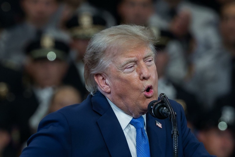 Trump amenaza con bombardear Omán por diálogo con Irán