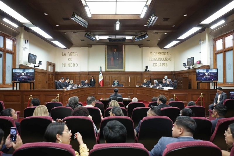Sheinbaum reprocha a ministros buscar seguro médico con dinero público