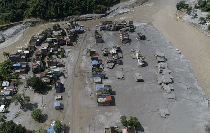 Riada en Nepal deja 392 muertos y unos mil 400 desaparecidos