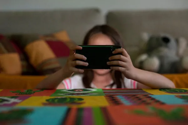 Abrir redes sociales a los 11 años podría afectar el rendimiento escolar, según estudio