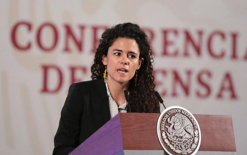 Luisa Alcalde recurre a experto para sustentar red digital contra la 4T