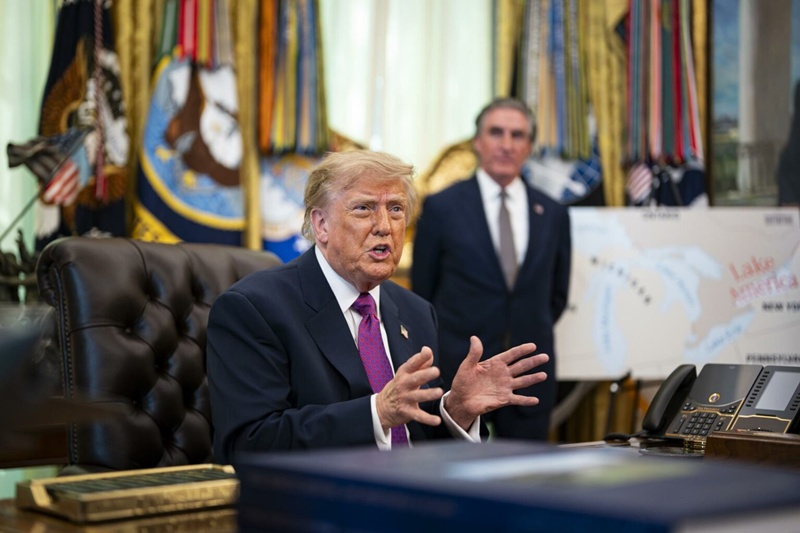 Trump sugiere cambiar también el nombre del Atlántico o Pacífico
