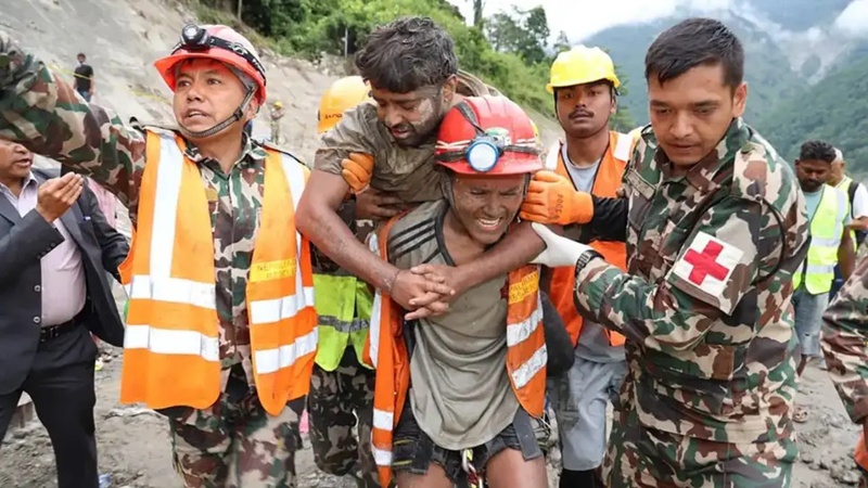 Rescatan con vida a dos trabajadores tras nueve días bajo tierra en Nepal